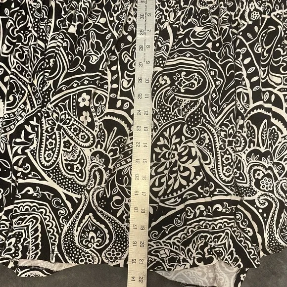 Black and white knit skirt. - Picture 3 of 3